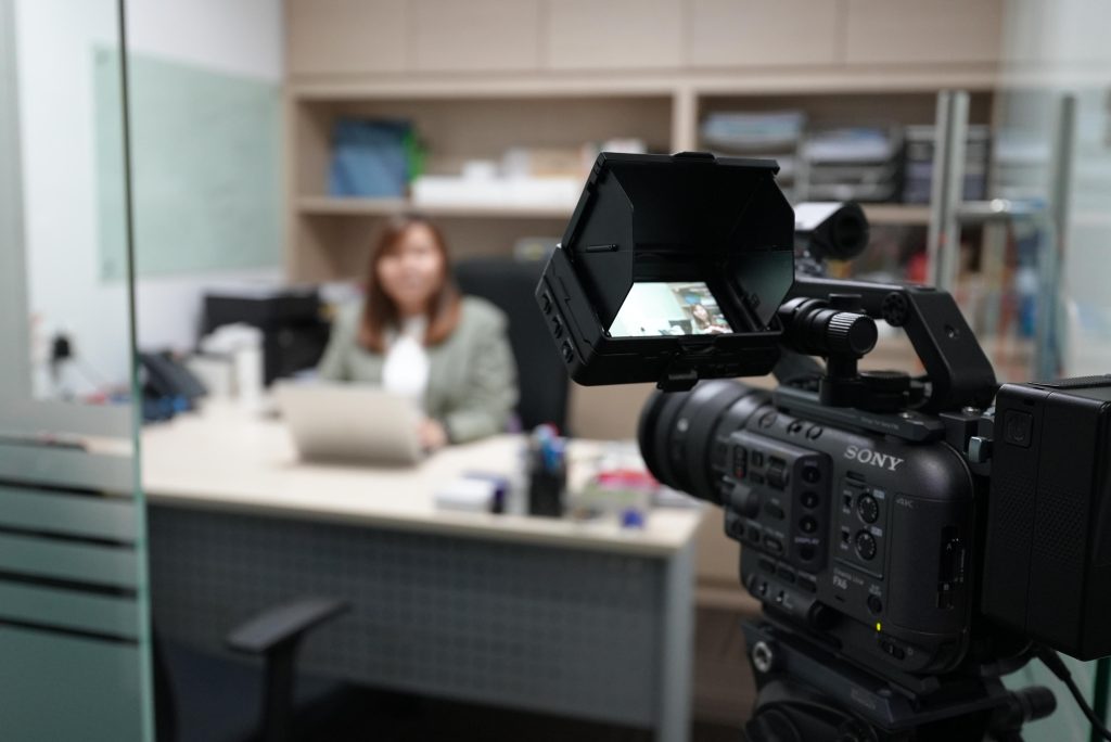 filimng-woman-on-a-desk